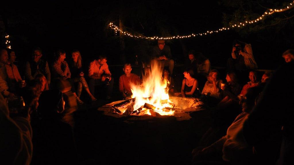 How to Plan and Host a Backyard Bonfire Party in All Four Seasons ...
